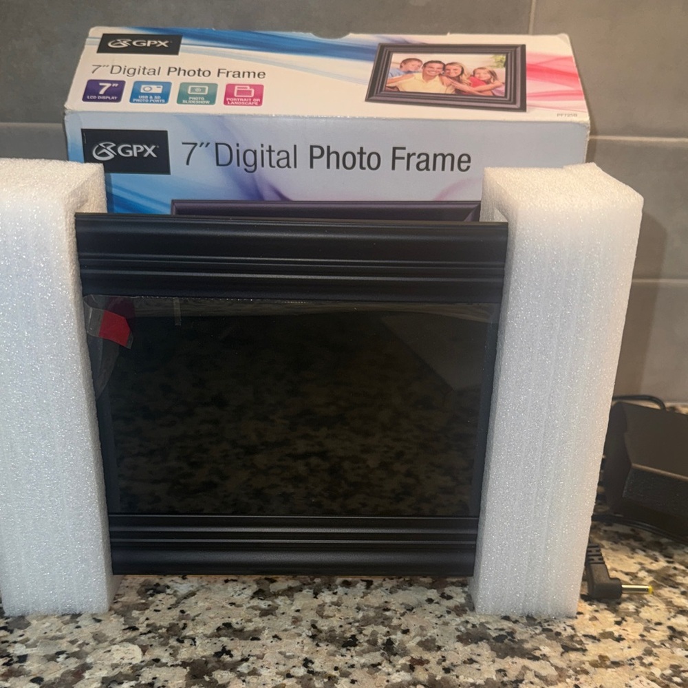 GPX 7" Black Digital Photo Frame